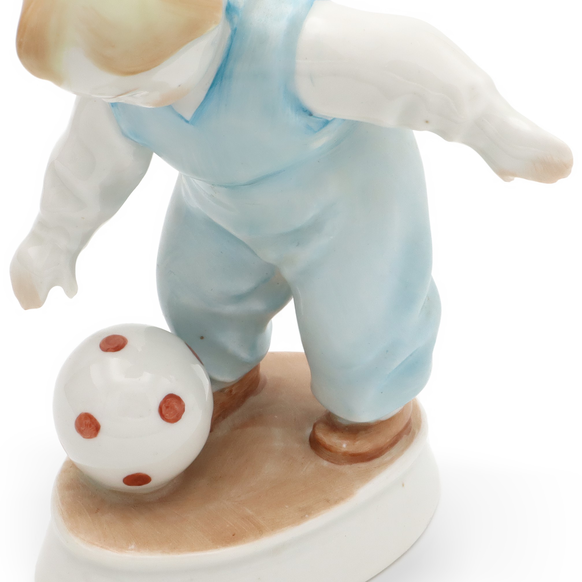 Vintage Zsolnay Porzellanfigurine, Kleines Kind Mit Fußball Von Andras Sinko, Selten Handbemalt 1960er Jahre Ungarn Handbemalt, Keramiksammelskulptur